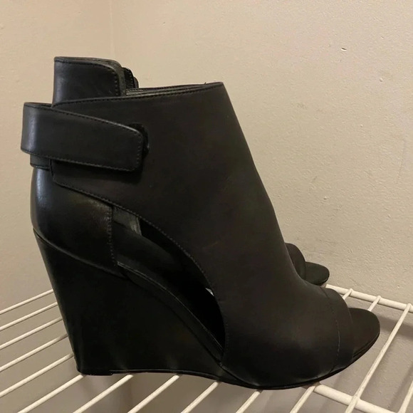 Vince. Katia leather wedge heel booties cut out details - Picture 4 of 13
